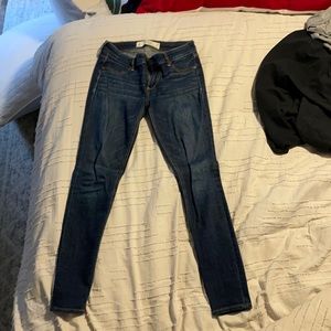 ABERCROMBIE & FITCH skinny jeans.